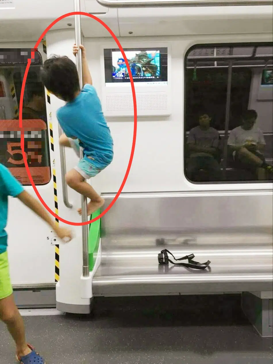 Hai mẹ con trên tàu điện ngầm ban đầu khiến bao nhiêu hành khách chụp lén, ai cũng trầm trồ người mẹ biết dạy con vì chi tiết này - Ảnh 4.