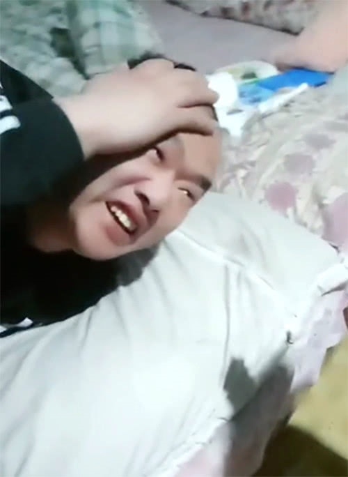 Ông bố đang ngủ nướng thì phát hiện động tĩnh lạ trên đầu mình, tỉnh dậy và sờ tay lên mà anh phát hoảng - Ảnh 3.