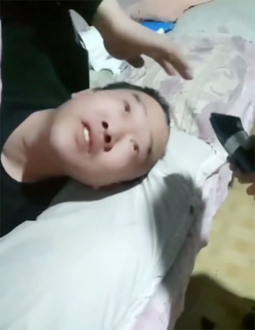 Ông bố đang ngủ nướng thì phát hiện động tĩnh lạ trên đầu mình, tỉnh dậy và sờ tay lên mà anh phát hoảng - Ảnh 2.