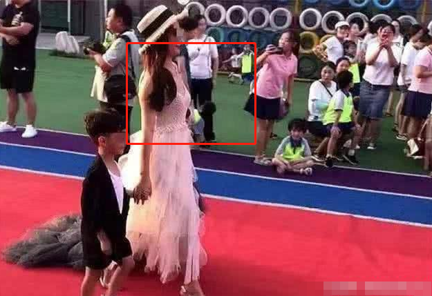 Người mẹ trẻ mặc