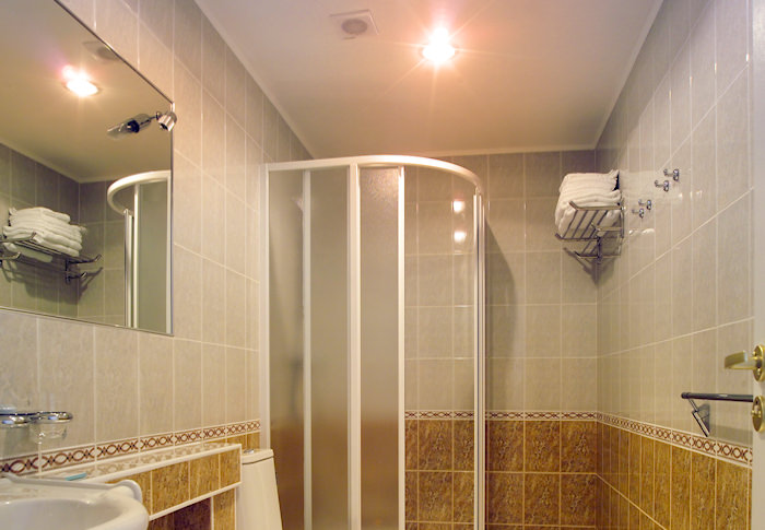 Muốn dùng đèn sưởi nhà tắm vào ngày rét đậm nhưng lại sợ cháy nổ, điện giật: Chuyên gia khuyến cáo cần ghi nhớ - Ảnh 1.