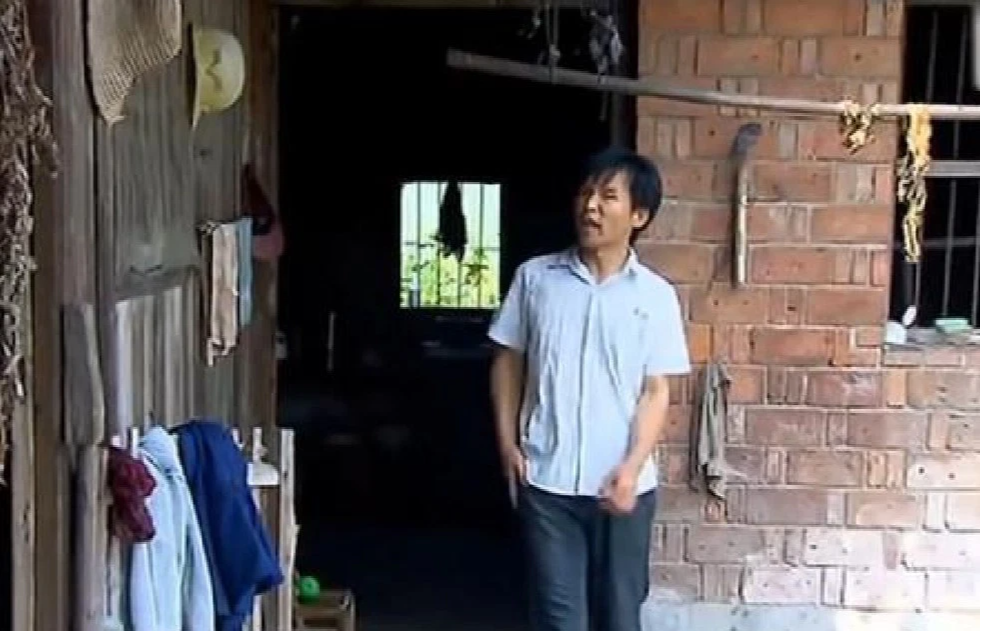 Con trai tiến sĩ 37 tuổi quay về nhà