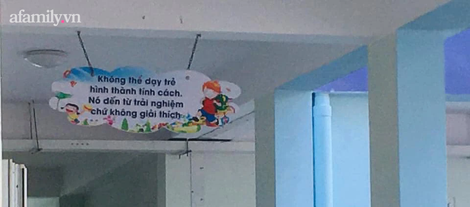 Tấm bảng trên hành lang trường học ở Hà Nội và câu chuyện dạy con đáng suy ngẫm của 1 bà mẹ: Trước khi thay đổi con, hãy thay đổi chính mình - Ảnh 1.
