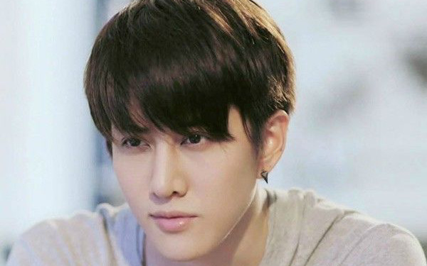 Nấp trong phòng ngủ để tạo bất ngờ cho vợ sắp cưới, tôi sốc khi tiếng nói chuyện điện thoại vang lên