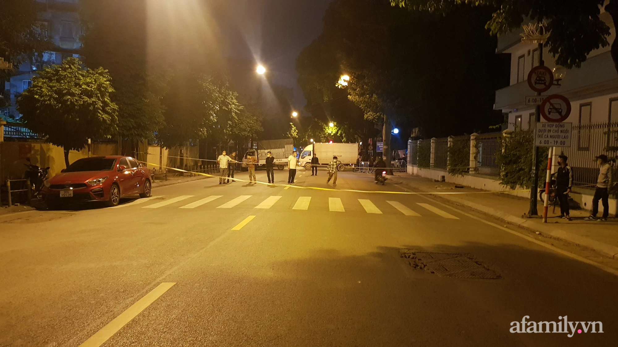 Hà Nội: Vây bắt hơn 40 thanh thiếu niên đua xe náo loạn đường phố trong đêm - Ảnh 1.
