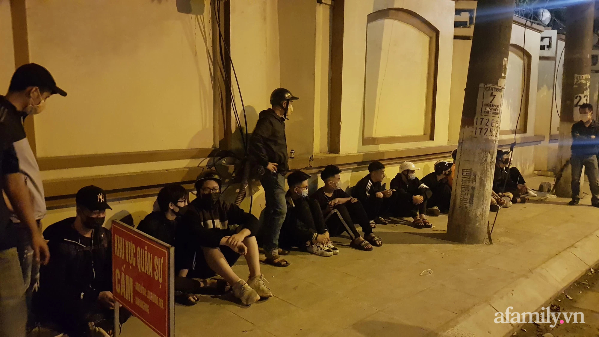Hà Nội: Vây bắt hơn 40 thanh thiếu niên đua xe náo loạn đường phố trong đêm - Ảnh 4.