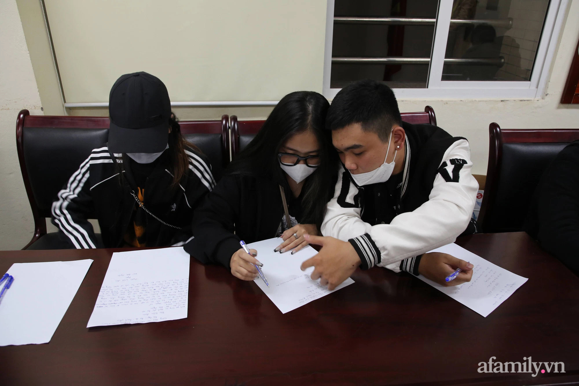 Hà Nội: Vây bắt hơn 40 thanh thiếu niên đua xe náo loạn đường phố trong đêm - Ảnh 7.