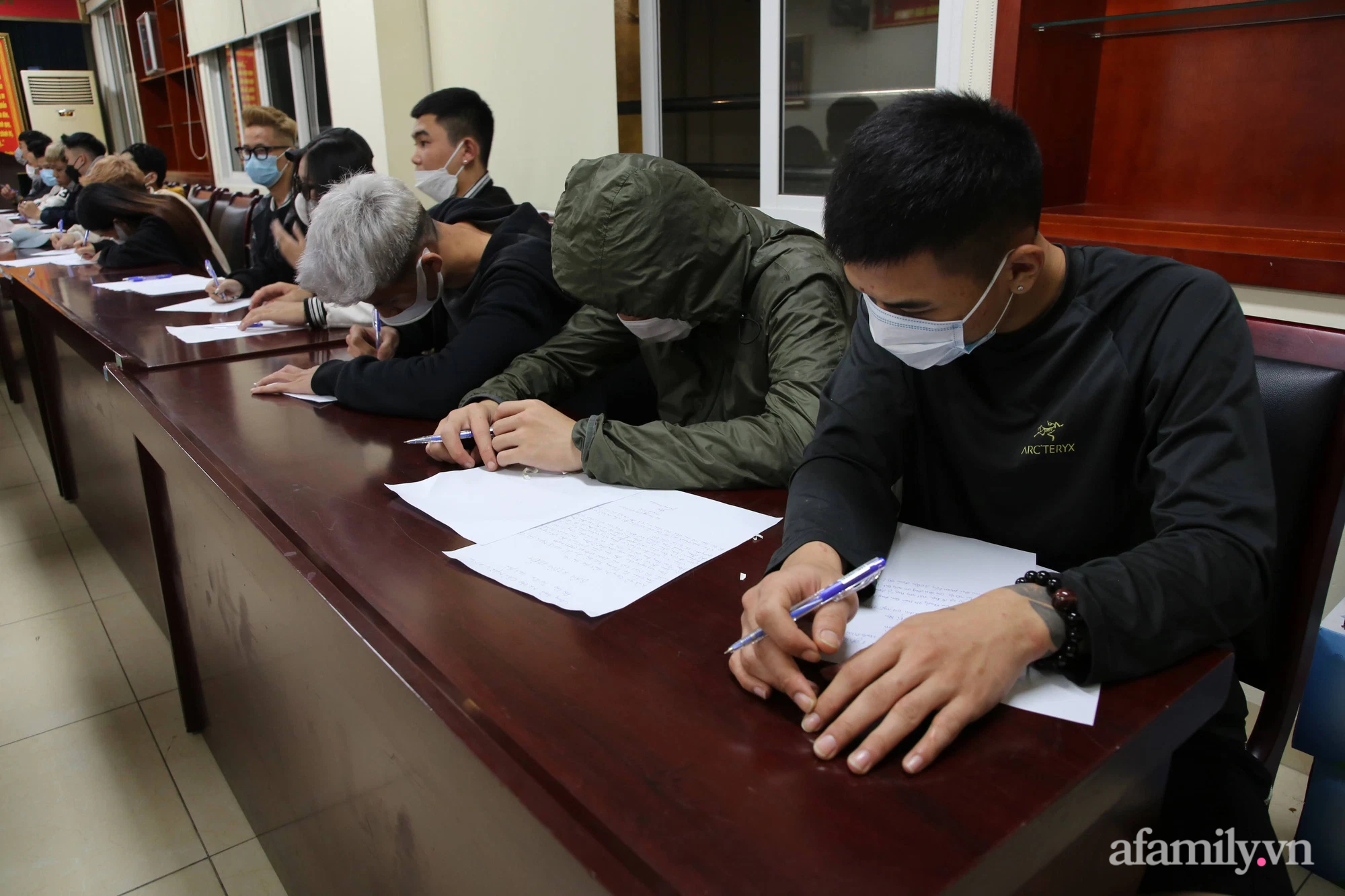 Hà Nội: Vây bắt hơn 40 thanh thiếu niên đua xe náo loạn đường phố trong đêm - Ảnh 6. Hà Nội: Vây bắt hơn 40 thanh thiếu niên đua xe náo loạn đường phố trong đêm - Ảnh 6.