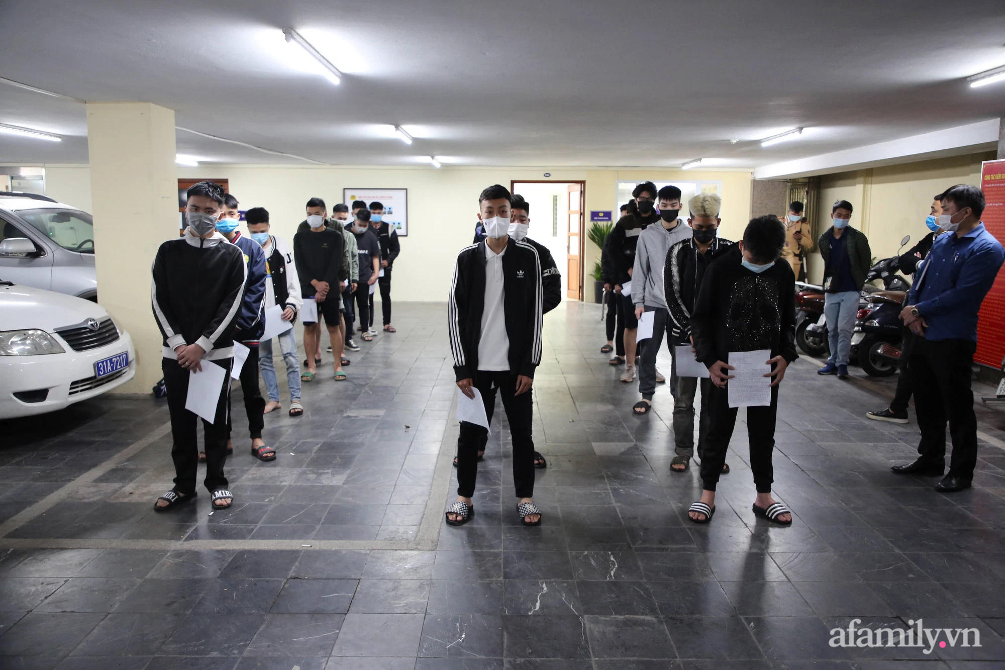 Hà Nội: Vây bắt hơn 40 thanh thiếu niên đua xe náo loạn đường phố trong đêm - Ảnh 5.