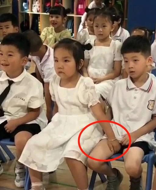 Cô giáo gửi clip con gái cùng bạn trai ở lớp, người mẹ nổi