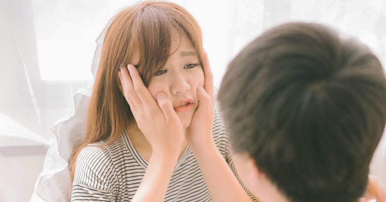 Phát hiện cô gái trên xe buýt dính