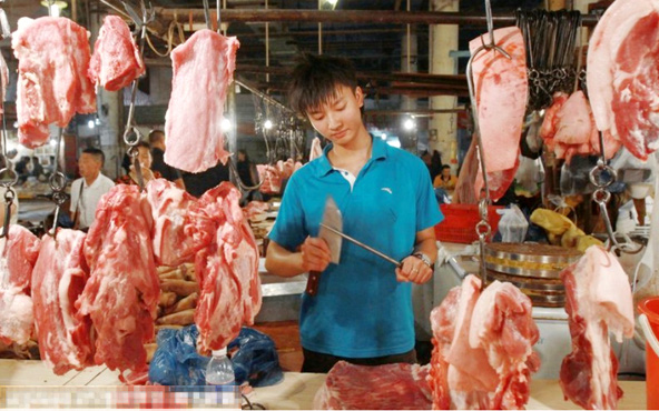 Thanh niên tốt nghiệp ĐH top đầu châu Á nhưng lại về quê bán thịt lợn: Mức thu nhập 20 năm sau khiến ai cũng sửng sốt