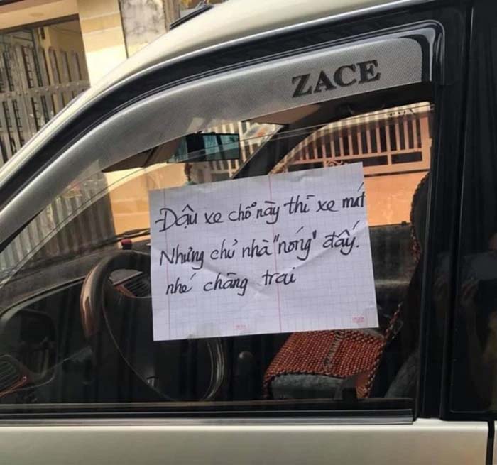 Tài xế đỗ xe ô tô chắn lối ngay trước nhà người khác và mẩu giấy nhắn đặc biệt từ chủ nhà - Ảnh 2. Tài xế đỗ xe ô tô chắn lối ngay trước nhà người khác và mẩu giấy nhắn đặc biệt từ chủ nhà - Ảnh 2.
