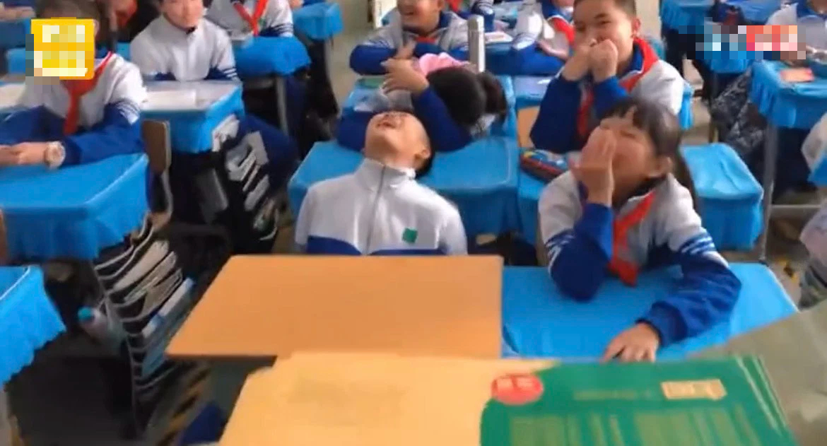 Cô giáo đem tới 1 hộp quà, còn tiết lộ Cô giáo đem tới 1 hộp quà, còn tiết lộ