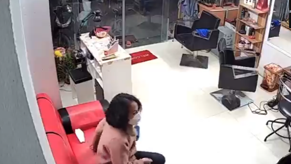 Gái xinh vào làm tóc, tranh thủ cuỗm luôn iPhone của chủ quán, camera