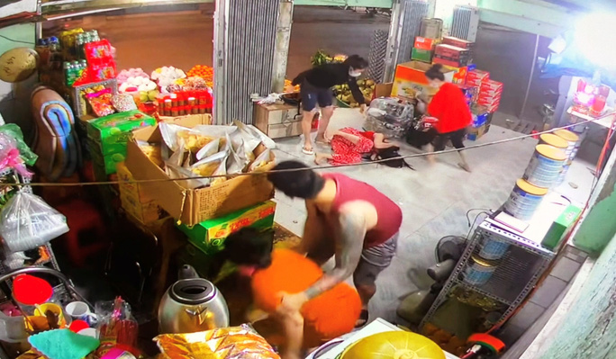 Người phụ nữ bán hoa quả bị túm tóc, kéo lê ra đường, camera tố hành vi dã man của nhóm côn đồ - Ảnh 2.