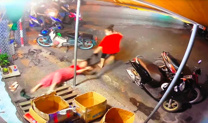 Người phụ nữ bán hoa quả bị túm tóc, kéo lê ra đường, camera tố hành vi dã man của nhóm côn đồ - Ảnh 3.