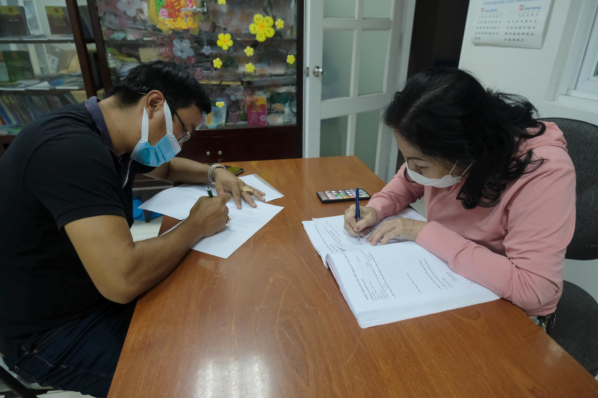 Vụ bé gái 8 tuổi nghi bị mẹ kế bạo hành đến chết: Gia đình làm đơn tố cáo - Ảnh 1.