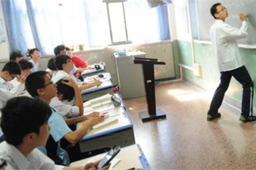 Phát hiện sinh viên ngủ gật trong giờ học, thầy giáo có 'động thái lạ' khiến cả lớp cười ngặt nghẽo