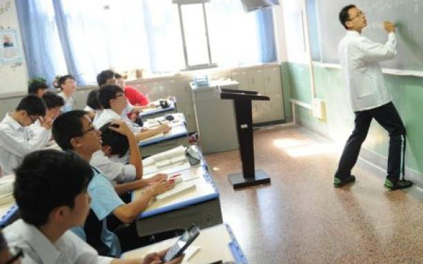 Phát hiện sinh viên ngủ gật trong giờ học, thầy giáo có 'động thái lạ' khiến cả lớp cười ngặt nghẽo