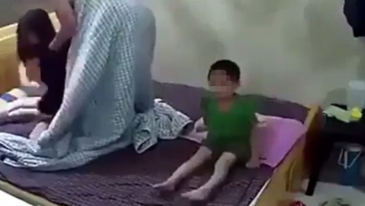 Nửa đêm thức dậy, con trai 4 tuổi hỏi