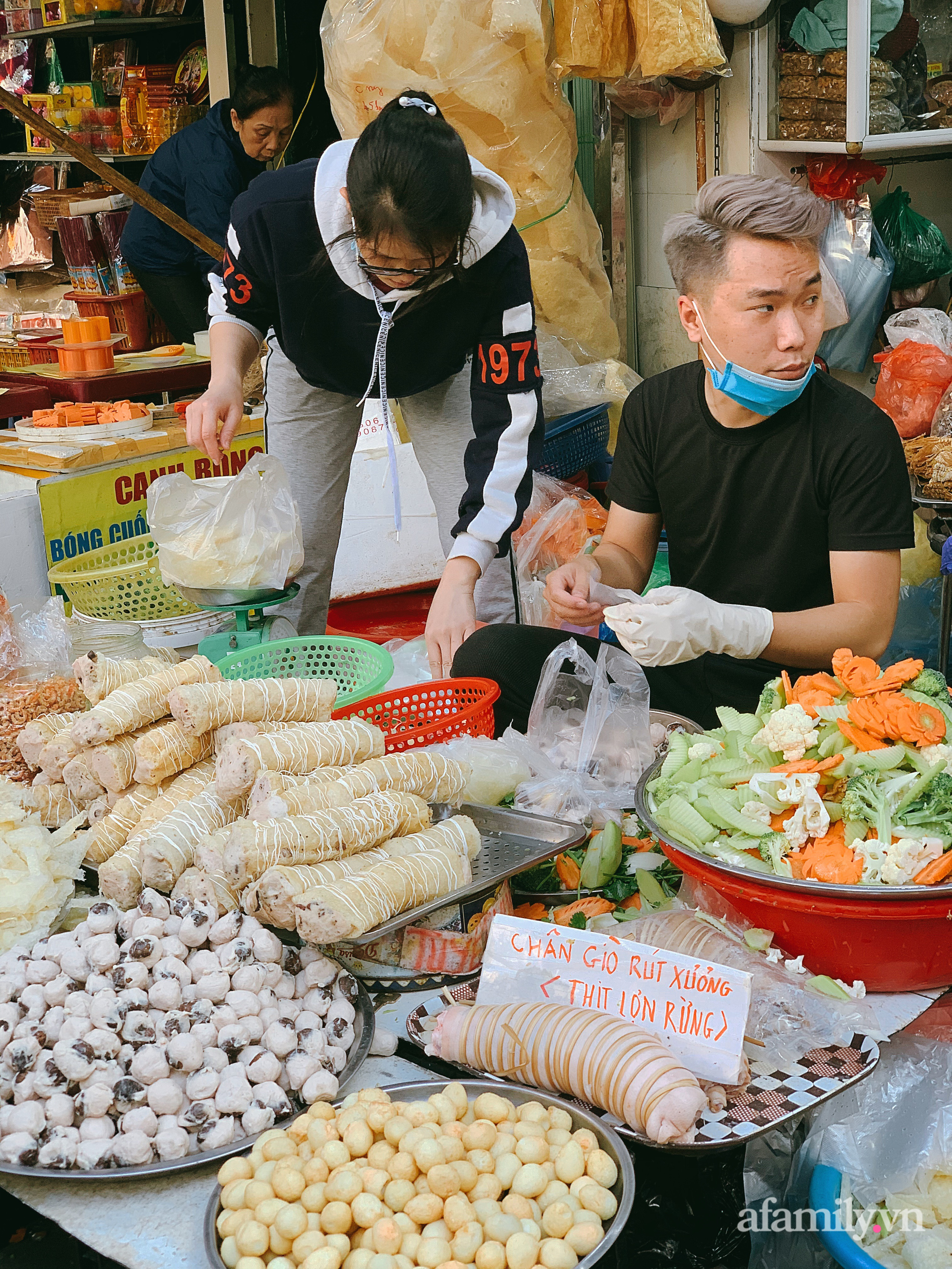 30 Tết: Chợ Hàng Bè thất thủ, 1 triệu đồng/con gà bày mâm cỗ mà khách vẫn phải xếp hàng chờ