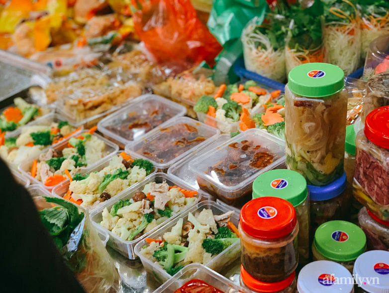 30 Tết: Chợ Hàng Bè thất thủ, 1 triệu đồng/con gà bày mâm cỗ mà khách vẫn phải xếp hàng chờ