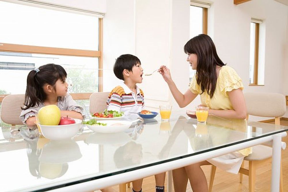 Hai mẹ con ngồi ăn ở khu dịch vụ, người qua đường chụp ảnh tung lên mạng, dân tình đồng loạt bày tỏ: Quá lo lắng cho tương lai của đứa trẻ - Ảnh 3.