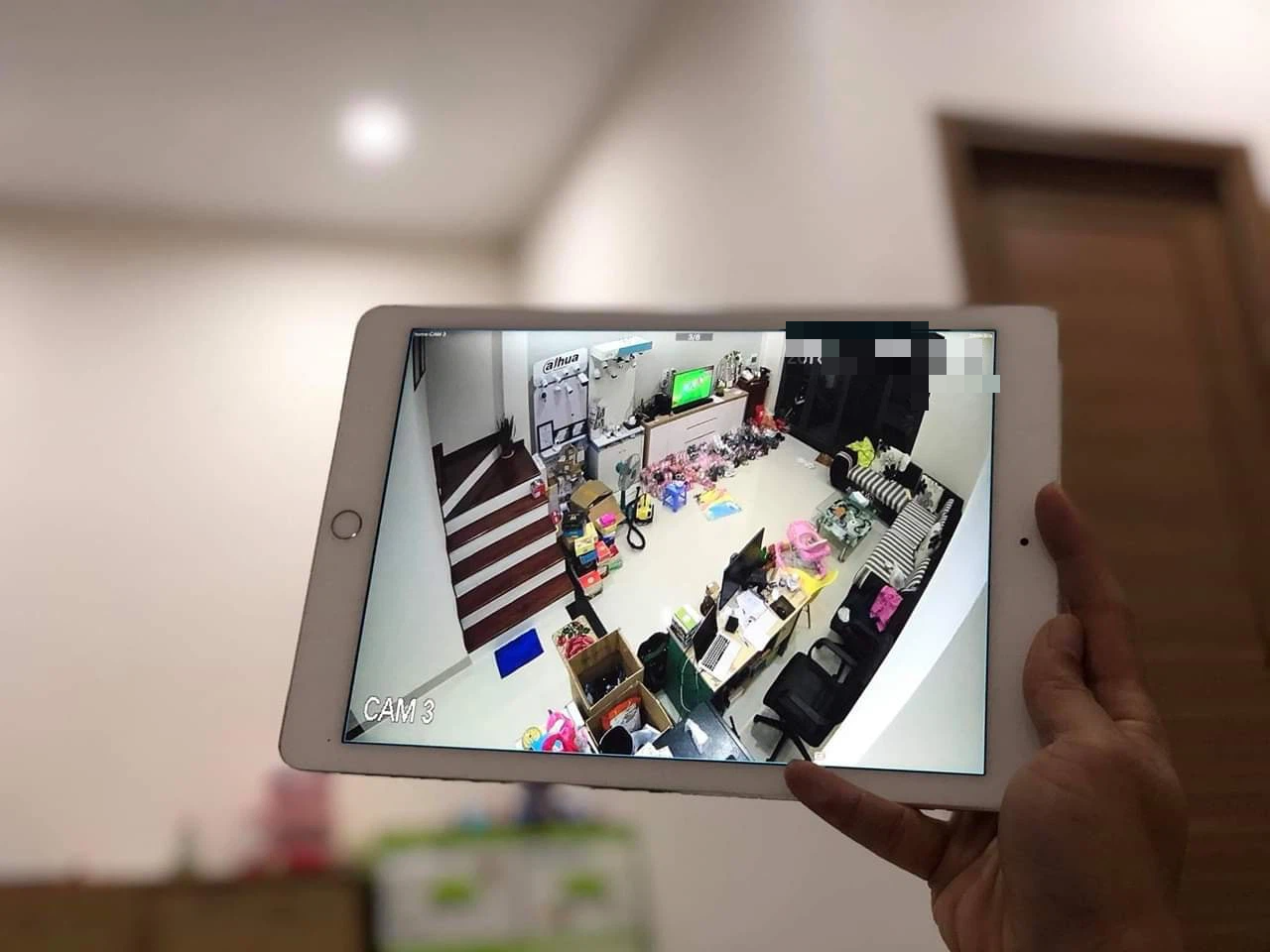 Giấu chồng con, bà mẹ bí mật lắp camera ở nhà, nhìn cảnh tượng hằng ngày mà
