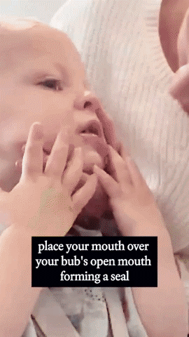 Con trai nhét 1 hạt đậu vào mũi nhưng lại không chịu xì ra, bà mẹ tặng luôn con 1 nụ hôn và lấy dị vật ra trong 1 nốt nhạc - Ảnh 2.