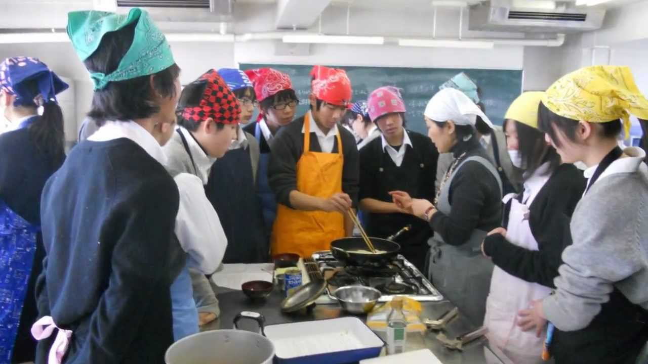 Đưa con trai đến lớp, bà mẹ tình cờ đi theo một phụ huynh khác và phát hiện ra