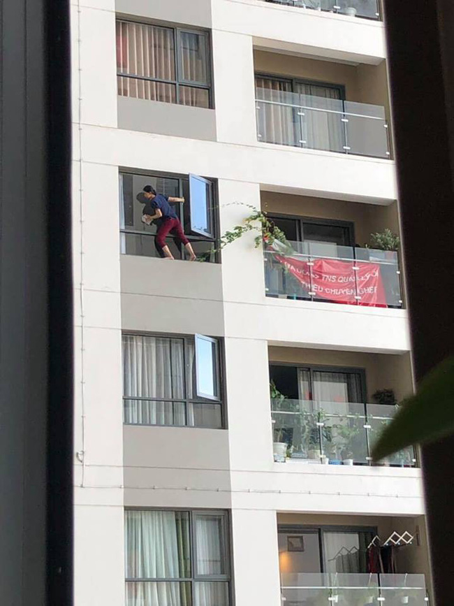 Kinh hoàng nhìn cảnh nữ giúp việc trèo hẳn ra ngoài cửa sổ chung cư cao tầng lau kính như... người Nhện - Ảnh 4.