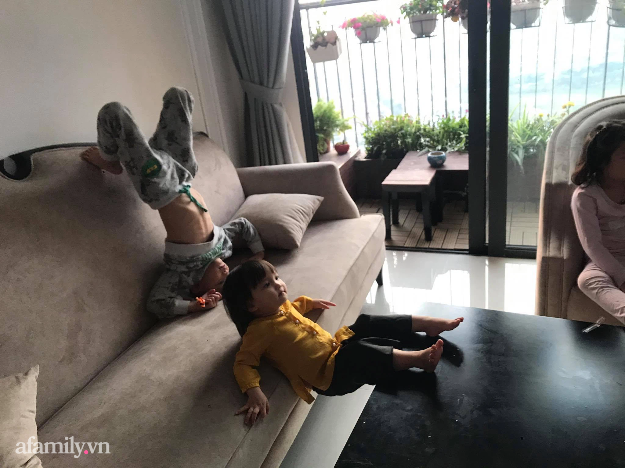 Khóc lóc mãi mà vẫn bị mẹ