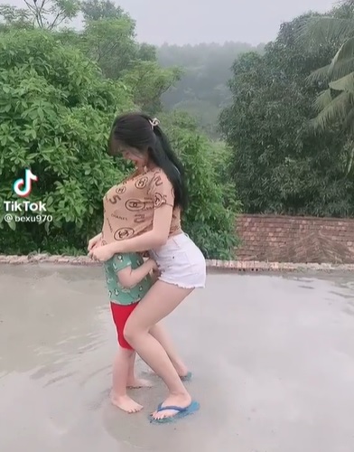 Cô gái đang cùng bé trai vui đùa thì có hành động bất ngờ khiến ai nấy đều phẫn nộ: Đừng đem con nít ra làm trò câu view - Ảnh 2.