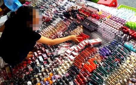 Từ vụ đình chỉ kem dưỡng da chống nắng vì chứa chất cấm: Bác sĩ da liễu hướng dẫn cách nhận biết mỹ phẩm giả, độc hại siêu đơn giản