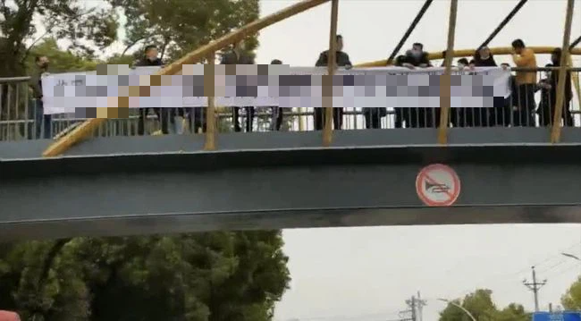 Nữ sinh 12 tuổi nhảy từ tầng 32 rơi xuống đất tử vong nghi bị giáo viên bạo hành, nhưng sự thực phía sau càng đáng phẫn nộ hơn - Ảnh 3.