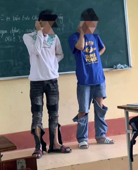 Hai nam sinh đứng trên bục giảng, mọi chuyện rất bình thường cho đến khi nhìn xuống phần ống quần, ai cũng yêu cầu kỷ luật gấp! - Ảnh 2.