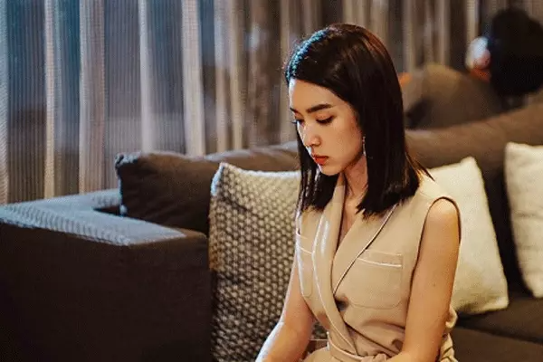 Được chồng đón sau chuyến công tác, vợ cầm lấy chai nước trên xe hơi rồi nhìn thấy điều lạ, cái cách cô