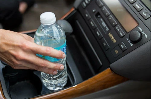 Được chồng đón sau chuyến công tác, vợ cầm lấy chai nước trên xe hơi rồi nhìn thấy điều lạ, cái cách cô 