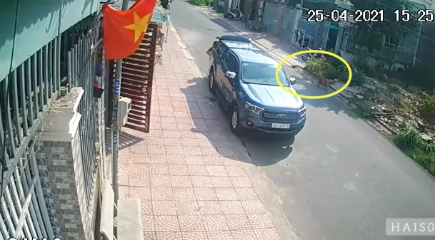 Khoảnh khắc đứa trẻ lao ra đường bị xe máy đâm chí mạng, người chứng kiến bủn rủn hết chân tay - Ảnh 2.