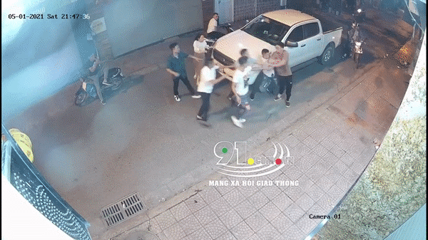 Nam thanh niên và bạn gái bị nhóm người quây đánh hội đồng dã man chỉ vì bấm còi xin đường, hành động đánh luôn người can ngăn càng gây phẫn nộ - Ảnh 2.