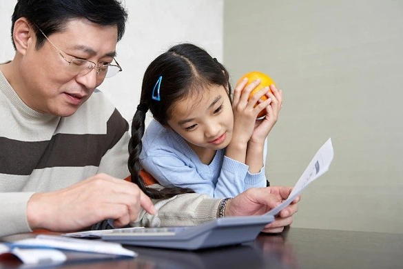 Người mẹ "khoe" vở ông bà nội dạy con học, hội phụ huynh chia làm hai ngả: Người khen ông bà có lòng, người lo lắng "dạy thế kia thì vỡ hết cả nét" - Ảnh 2. Người mẹ "khoe" vở ông bà nội dạy con học, hội phụ huynh chia làm hai ngả: Người khen ông bà có lòng, người lo lắng "dạy thế kia thì vỡ hết cả nét" - Ảnh 2.