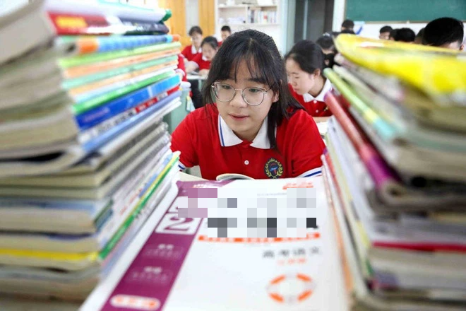 Vung hẳn 700 triệu cho con luyện thi cấp tốc, nhận kết quả sốc bố hùng hổ kéo cả nhà đi khiếu nại nhưng khi nghe điều này thì cũng phải