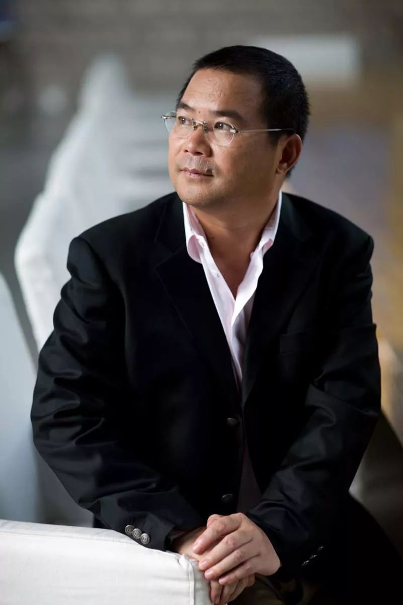 Gặp cô gái trẻ đẹp, người đàn ông nghèo cầu hôn đến 3 lần rồi