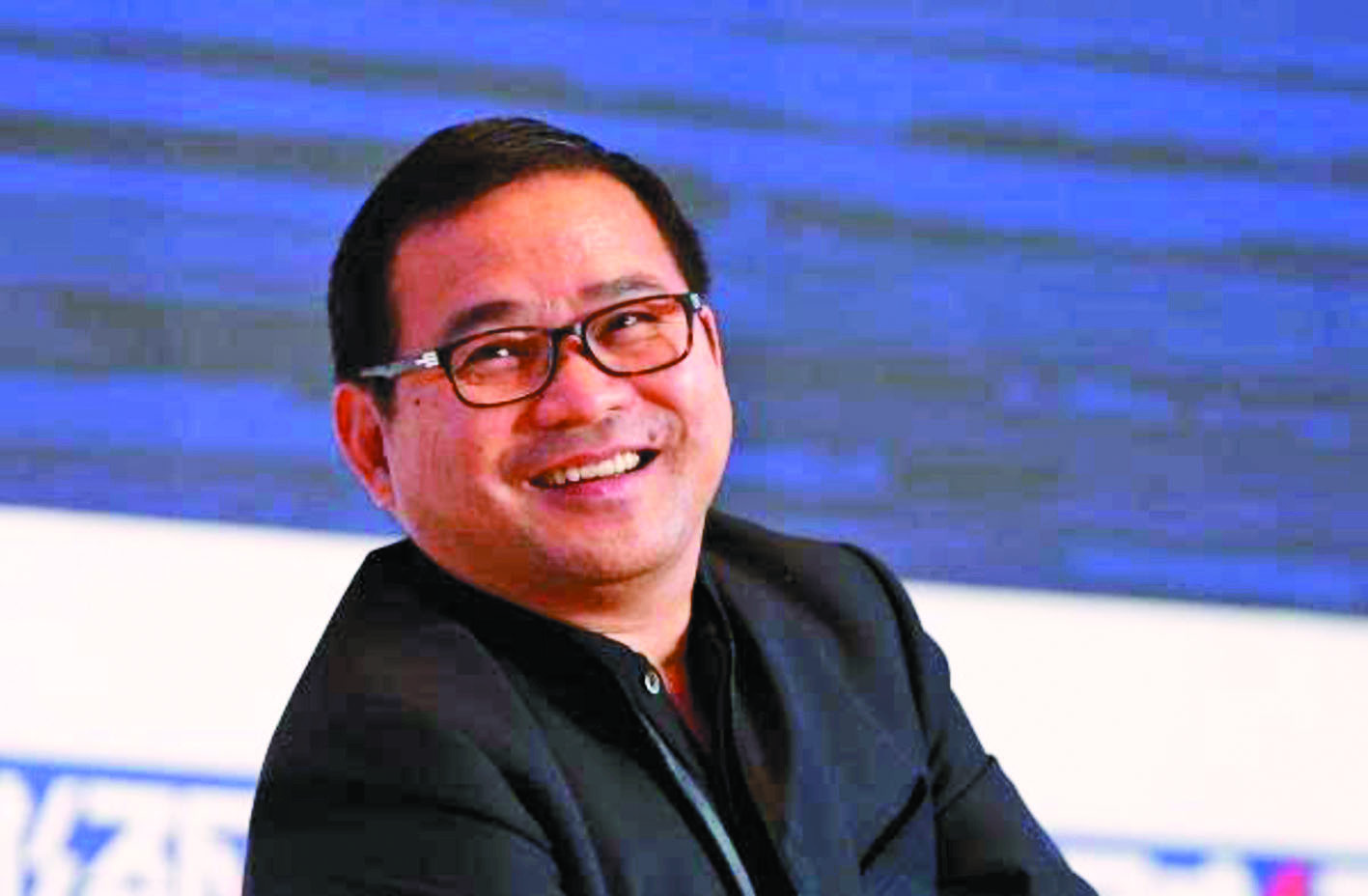 Gặp cô gái trẻ đẹp, người đàn ông nghèo cầu hôn đến 3 lần rồi