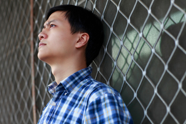 Tan làm sớm thì tình cờ gặp vợ, thấy cô ấy rẽ hướng ngược đường về, tôi bám theo để rồi chết lặng nhìn cảnh tượng trong căn nhà ọp ẹp ấy - Ảnh 1.