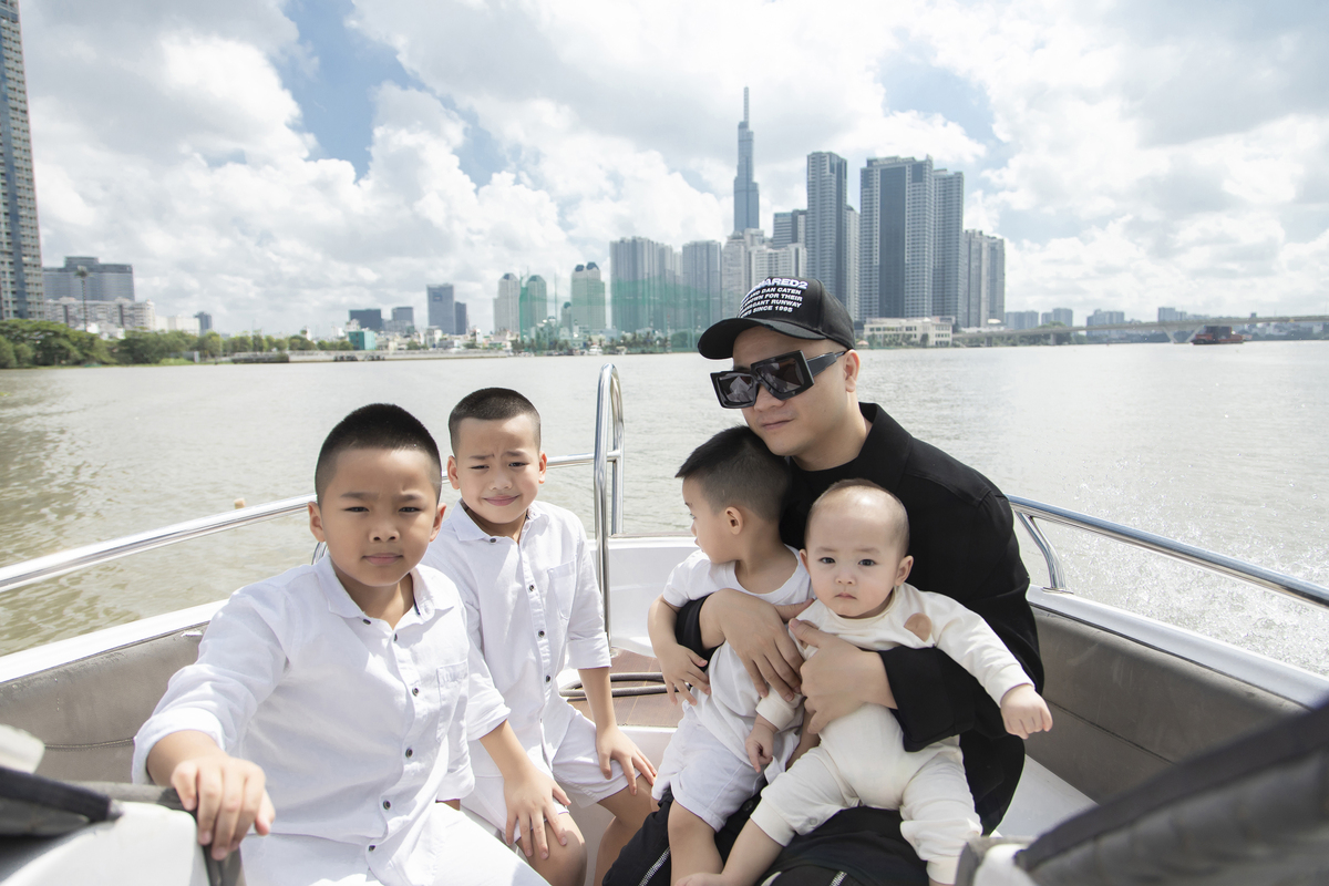 Từ bào thai bị phá bỏ khi mới 27 tuần, con trai út của NTK Đỗ Mạnh Cường nay đã tròn 1 tuổi, lần đầu biết đứng khiến bố rơi nước mắt - Ảnh 3.