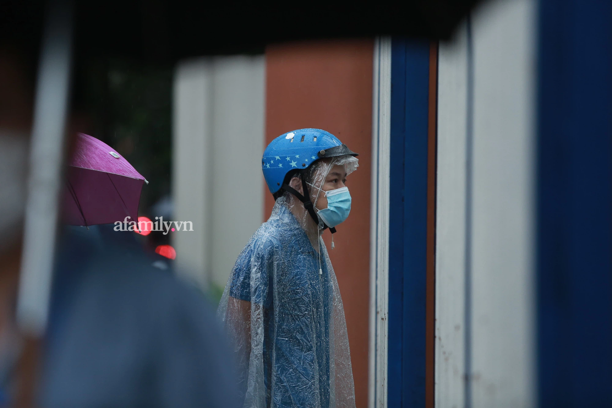 Mưa lớn như trút nước sáng 12/6, phụ huynh Hà Nội xách dép, đội mưa đưa con đi thi vào lớp 10 - Ảnh 14.