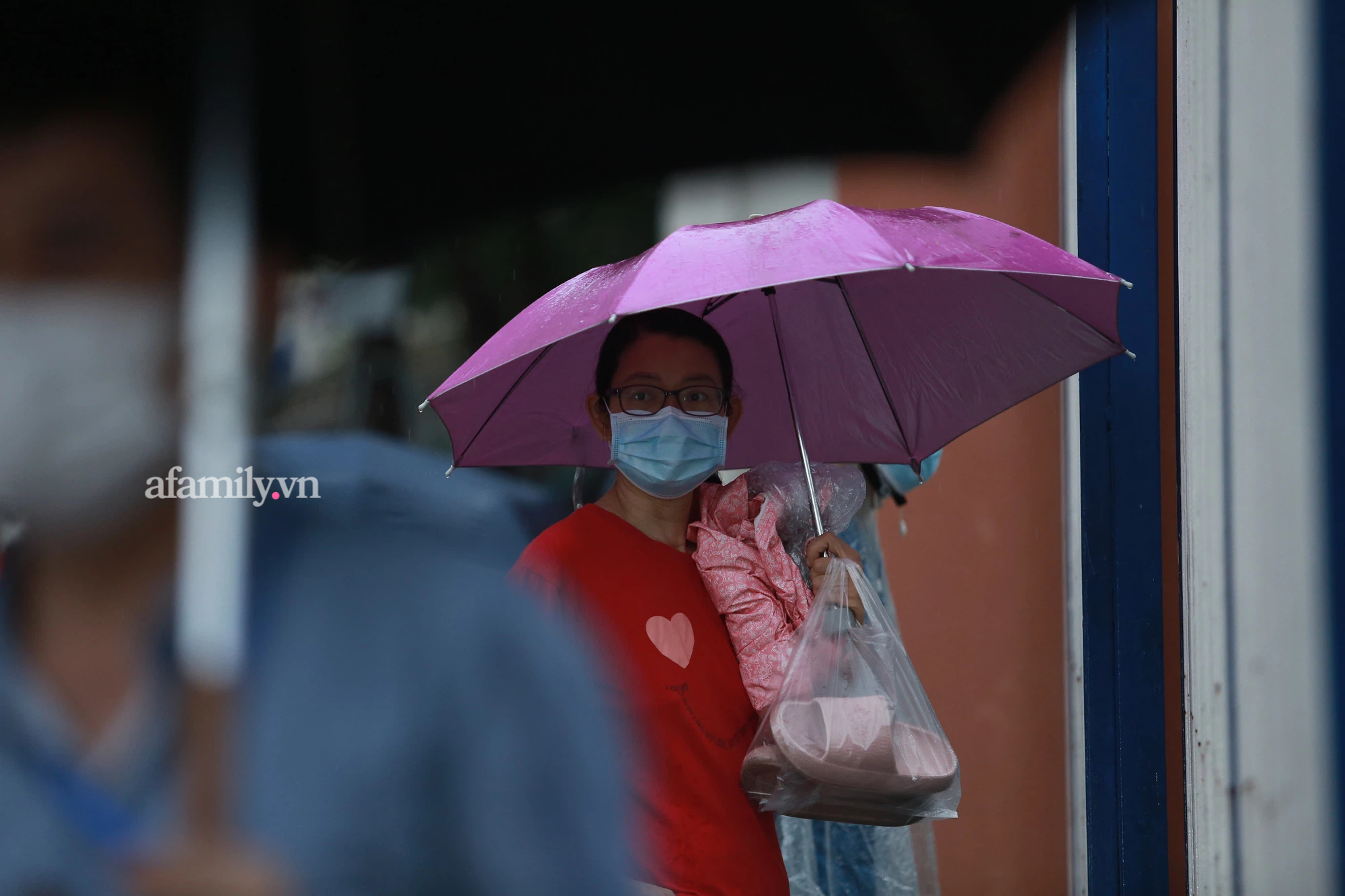 Mưa lớn như trút nước sáng 12/6, phụ huynh Hà Nội xách dép, đội mưa đưa con đi thi vào lớp 10 - Ảnh 15.