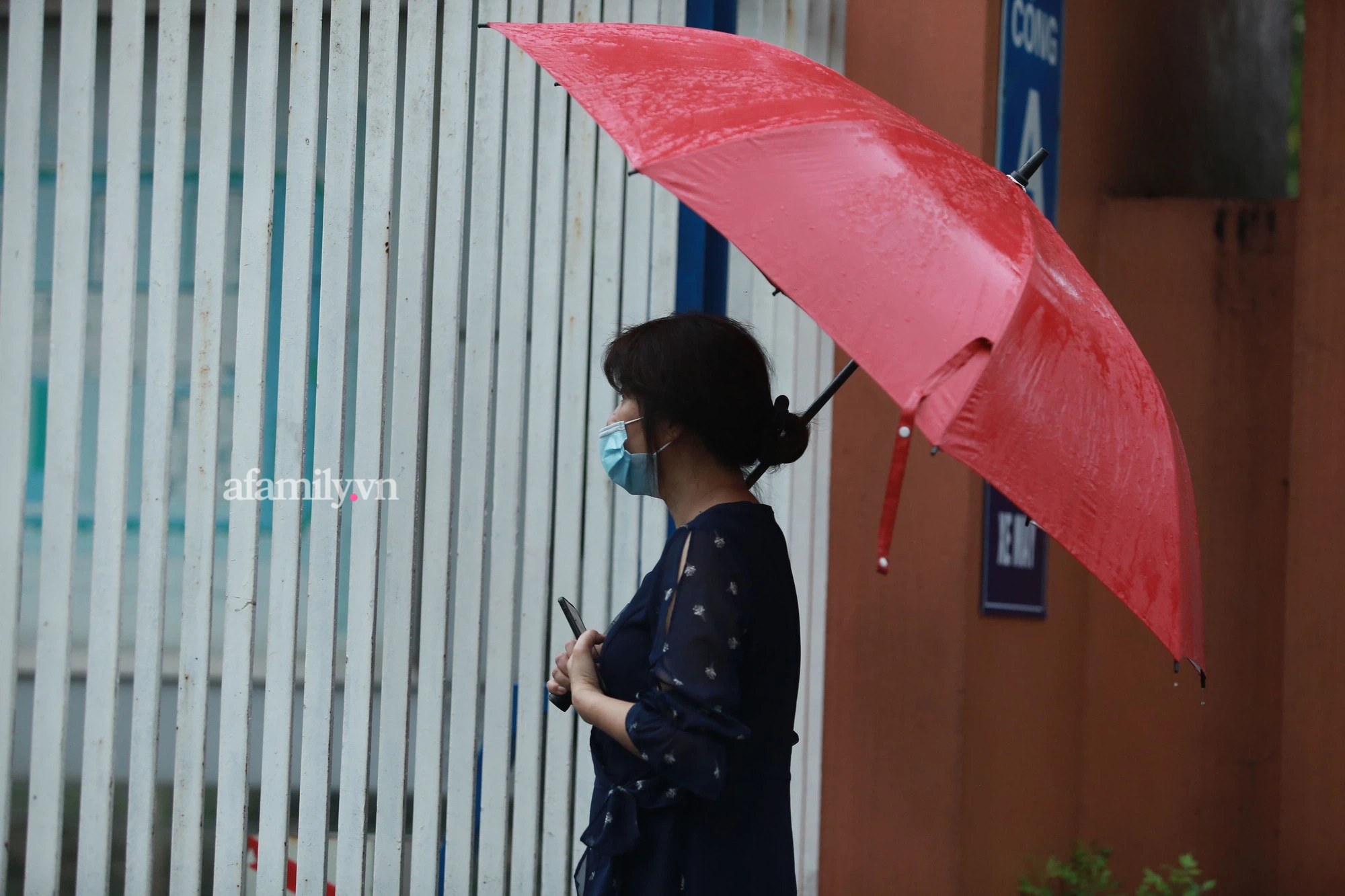 Mưa lớn như trút nước sáng 12/6, phụ huynh Hà Nội xách dép, đội mưa đưa con đi thi vào lớp 10 - Ảnh 18. Mưa lớn như trút nước sáng 12/6, phụ huynh Hà Nội xách dép, đội mưa đưa con đi thi vào lớp 10 - Ảnh 18.